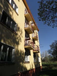 Původní balkony v Konzumní ulici 620, Praha