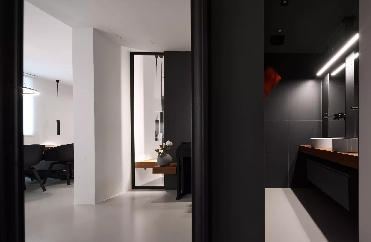 Nadčasové bydlení, jemuž vévodí sklo a tmavé barvy