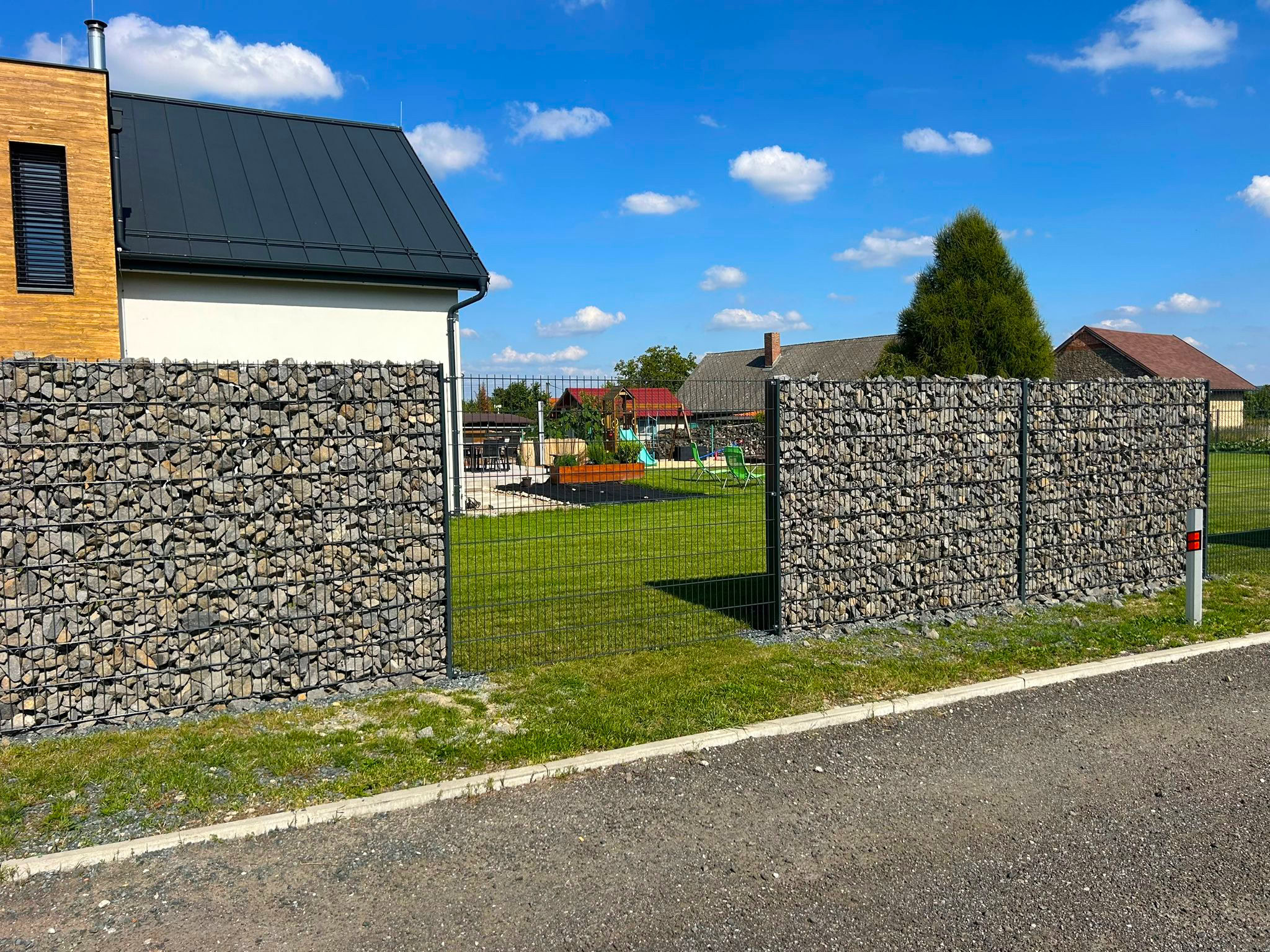 Moderní oplocení rodinného domu: trendy, které dávají smysl